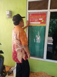 Dukuh Wuluh Monitoring Penerima Bansos, Sekaligus Pasang Stiker Keluarga Miskin